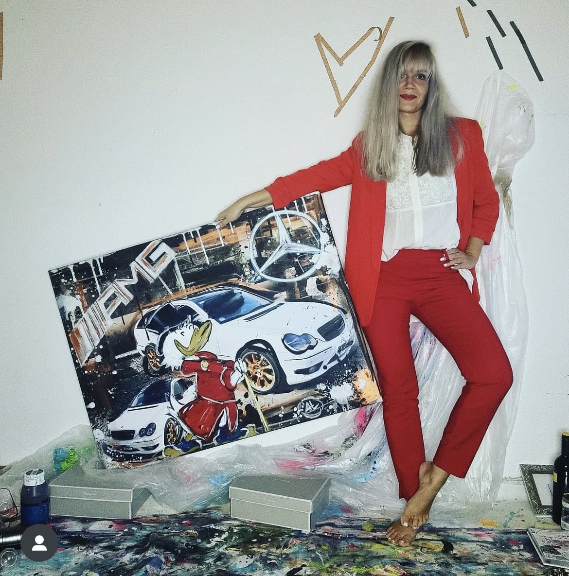 Figürliche Skulptur aus hellem Holz