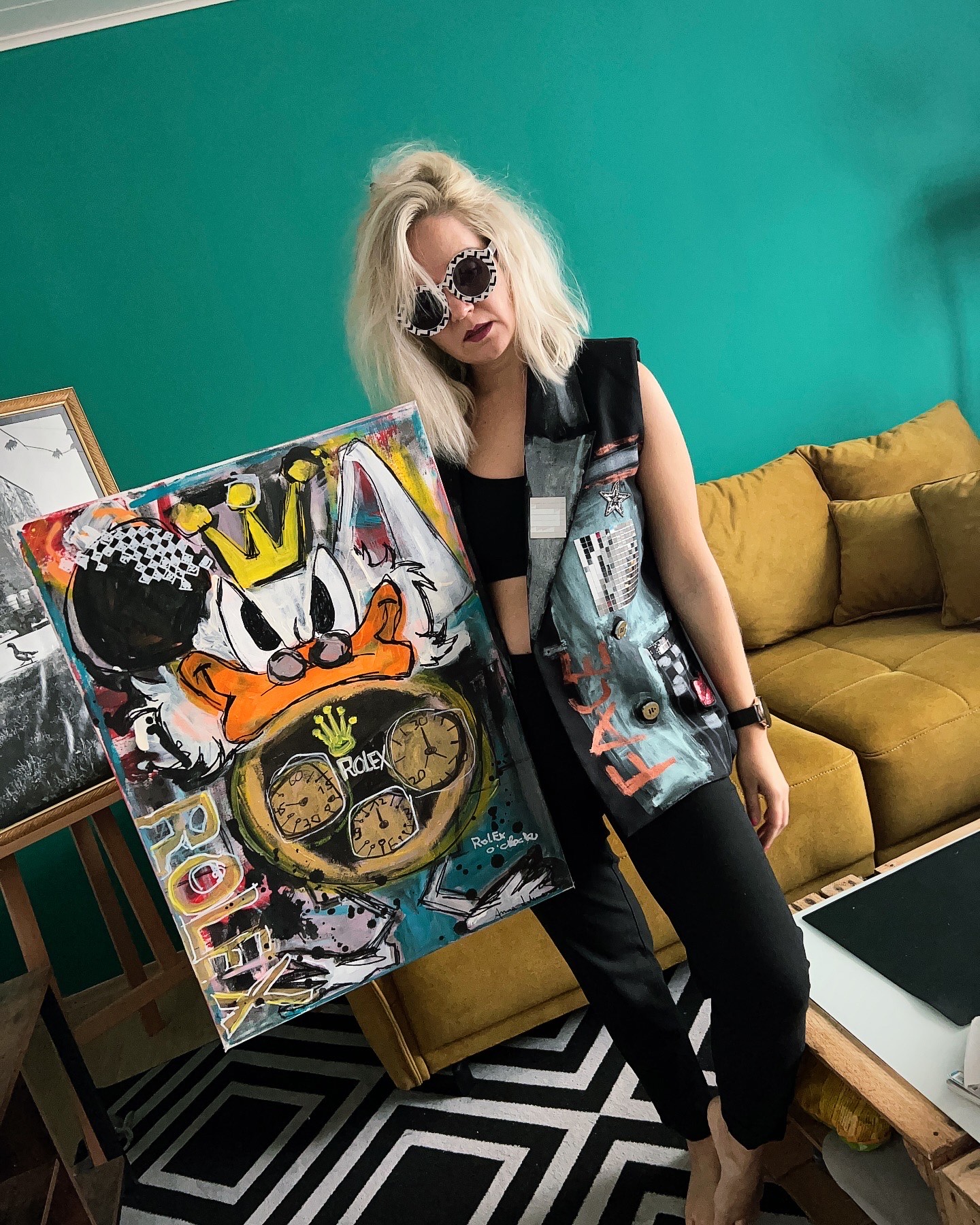 Figürliche Skulptur aus hellem Holz