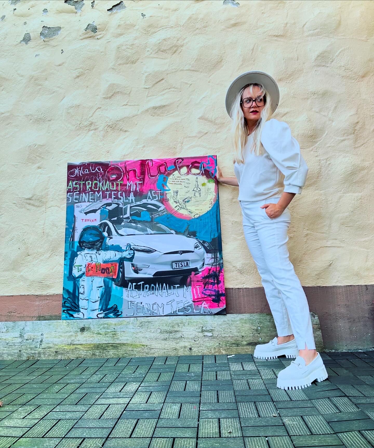 Dynamisches Werk mit Rot-Akzenten