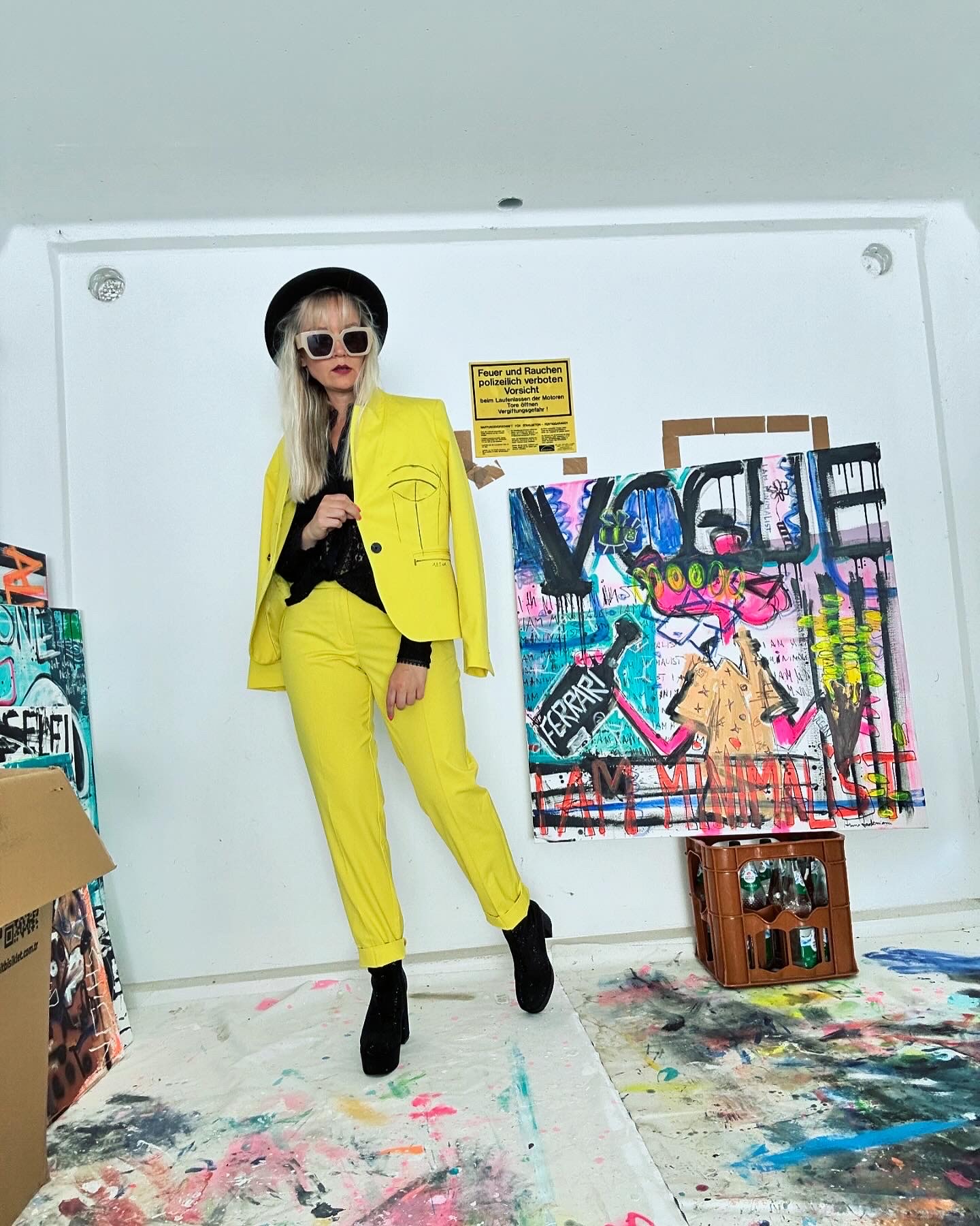 Dynamisches Werk mit Rot-Akzenten