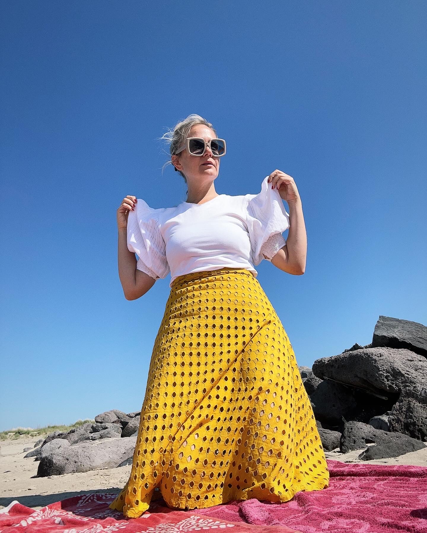 Dynamisches Werk mit Rot-Akzenten